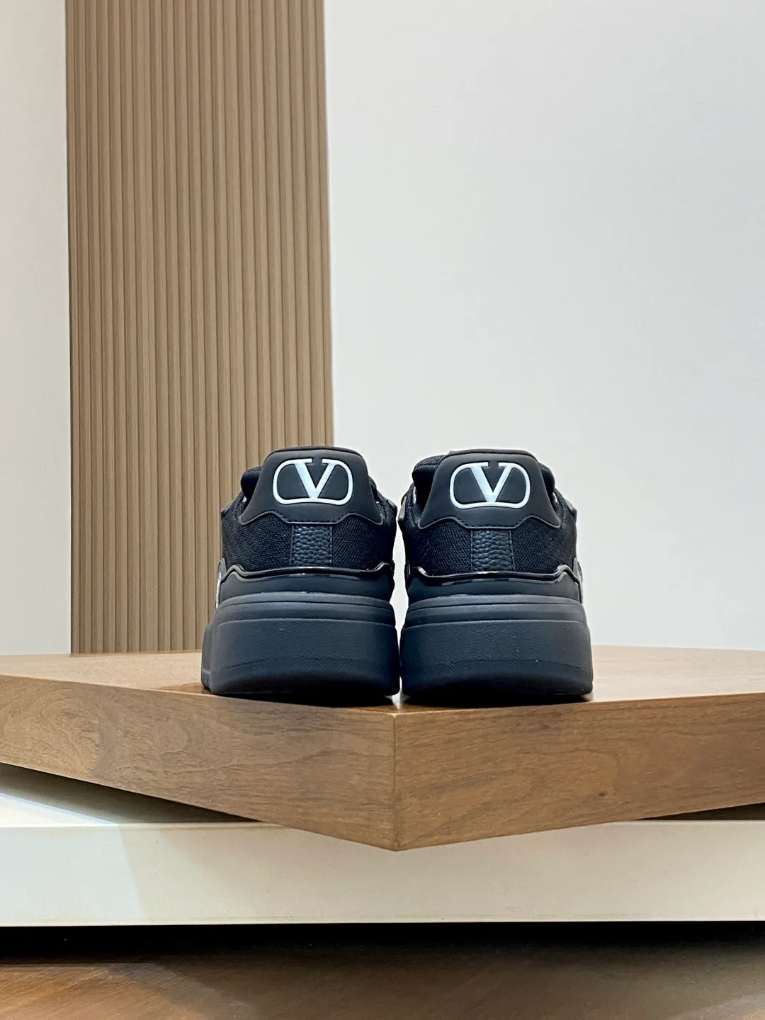 Men's shoes 💰660 Valentino/VALENTINO JOIE DE JOUER couple's low-top sneakers. This sneaker is made of splicing and is decorated with rubber VLOGO SIGNATURE details on the front. The upper is punched and the tongue is decorated with VLOGO SIGNATURE. Logo, with two-color rubber outsole, suede leather fabric lining, logo cowhide insole, fashionable and elegant style, comfortable and breathable for the upper foot, full of personality, and comes with a complete set of original packaging! Code number: 39-44 (38, 45 customized)